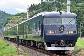 来年夏以降に和歌山県紀南地方への運行が決まったＪＲ西日本の観光列車「ＷＥＳＴ　ＥＸＰＲＥＳＳ　銀河」（鳥取県で）＝ＪＲ西日本提供