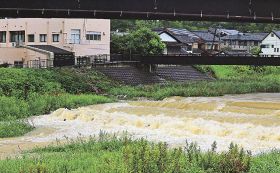 大雨で増水した右会津川（１４日午前１０時ごろ、和歌山県田辺市秋津町で）