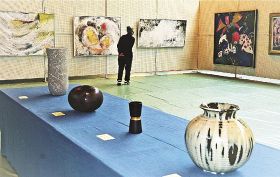 書道、絵画、工芸、彫塑、写真の５部門の作品が展示されている（１５日、和歌山県白浜町で）