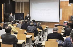 串本古座高校で開かれた県立高校再編整備の説明会（１８日、和歌山県串本町串本で）
