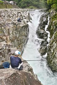 滝の拝でトントン釣りをする釣り人（１６日、和歌山県古座川町小川で）