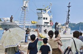 家族らが出迎える中、太地漁港に戻った第７勝丸（８日、和歌山県太地町で）