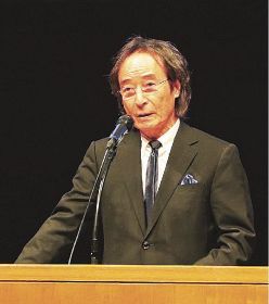 記念式典で講演する作家の辻原登さん