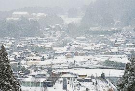 雪に覆われ、真っ白になった集落（１８日午前９時ごろ、和歌山県田辺市中辺路町近露で）