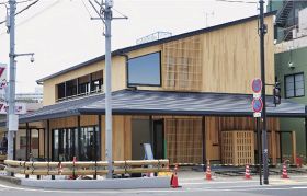 ８月オープンに向け建設が進む市街地活性化施設（和歌山県田辺市湊で）