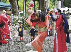 和深八幡神社で奉納された獅子舞（和歌山県串本町和深で）