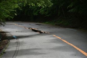 道路が陥没し、通行止めとなった高野龍神スカイライン（６月５日、和歌山県かつらぎ町で）