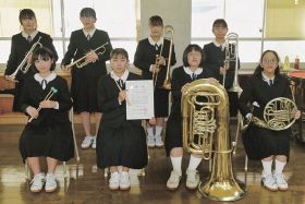 和歌山県アンサンブルコンテストで金賞を受賞し関西大会に出場する高雄中の管打八重奏のメンバー