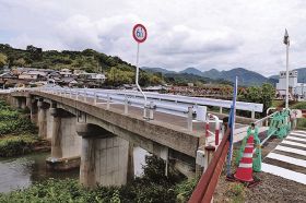 改修工事が終わり、約５年ぶりに通行できるようになる秋津橋（和歌山県田辺市秋津町で）