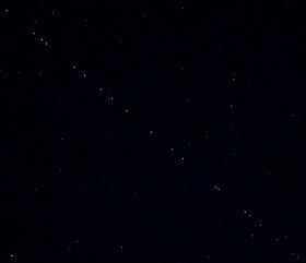 夜空を連なって移動するスターリンク衛星（２日午後６時３５分、和歌山県田辺市本宮町で）