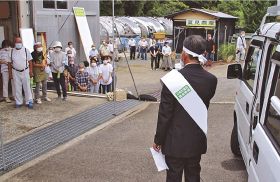 選挙事務所前で第一声を上げる候補者（３日、和歌山県印南町で）