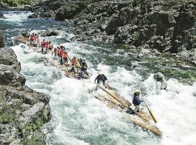 林業遺産に認定された「北山川の筏流し技術」（５月、和歌山県北山村で）