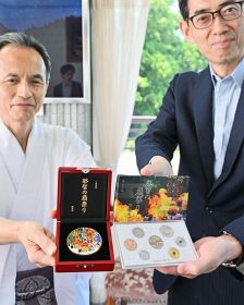 七宝で彩る「那智の扇祭り」　造幣局が章牌と貨幣セット販売､｢日本の祭り｣シリーズ