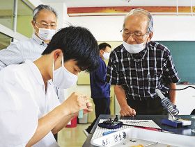 「おもちゃ病院」生徒が修理　田辺工業高、〝ドクター〟がアドバイス
