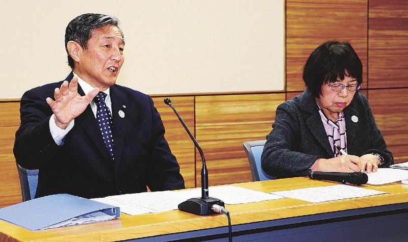 和歌山県内で２人の新型コロナウイルス感染症患者が発生したことについて記者会見する仁坂吉伸知事（左）＝１４日、和歌山県庁で