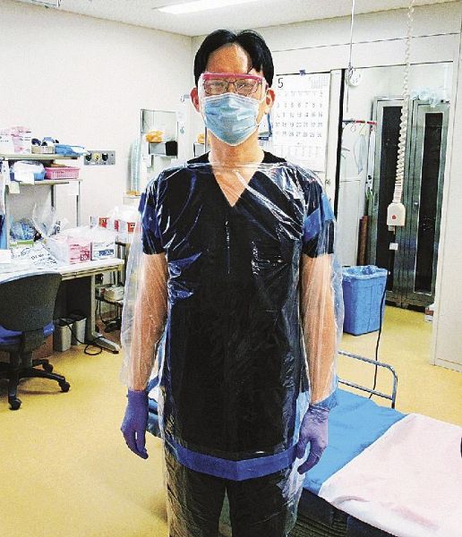 神島高校から寄付された防護服を着る紀南病院の医療スタッフ（紀南病院提供）