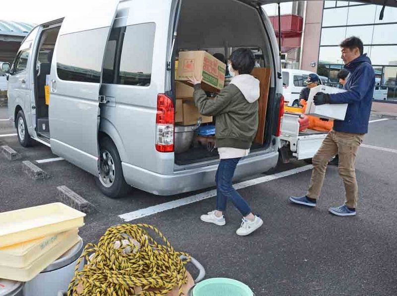 支援物資などをワゴン車に積み込む紀州梅の郷救助隊のメンバー（２８日、和歌山県みなべ町芝で）