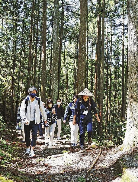 語り部の案内で熊野古道歩きを楽しむ人たち（３０日、和歌山県田辺市本宮町で）