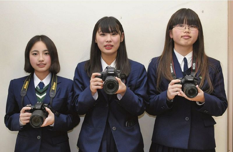 全国高校生写真サミットに出場する（左から）湯川紗愛さん、道畑あおいさん、太田真緒さん