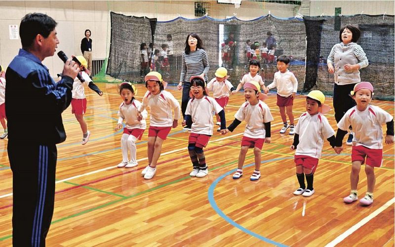 白旗和也教授（左）の指導で、楽しみながら体を動かす園児＝和歌山県みなべ町東本庄で