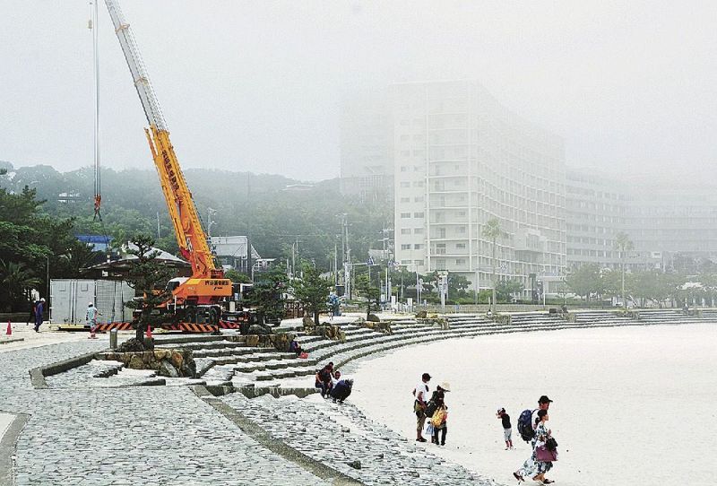 海開きに向けて準備が進む白良浜。観光客も少しずつ増えてきている（２７日午前１０時１５分ごろ、和歌山県白浜町で）