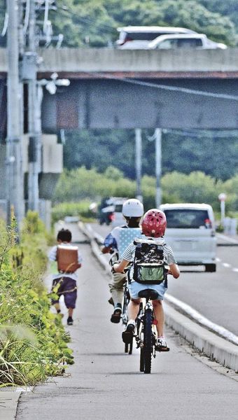 南紀の台にある自宅に徒歩や自転車で帰る児童（和歌山県上富田町朝来で）
