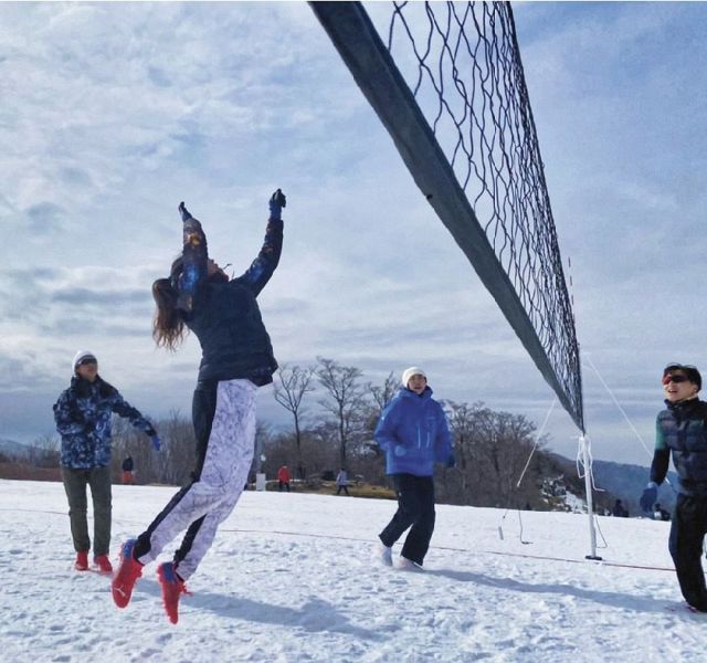 スノーバレーをする樫原美陽さん（左から２人目）ら女子日本代表の選手ら＝宮崎県五ケ瀬町で