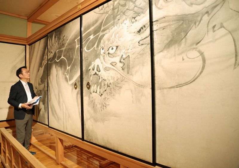 特別展で展示される「龍図」を点検する岡田秀之学芸課長（和歌山県串本町串本で）