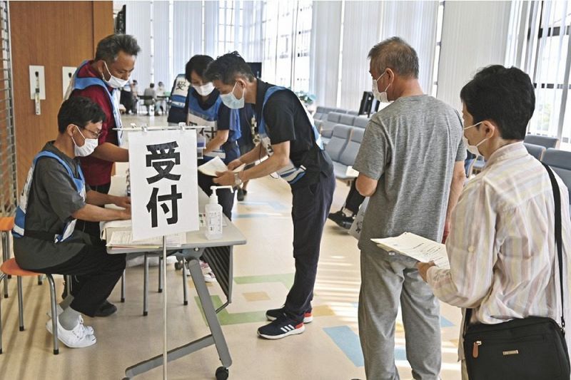 高齢者の集団接種で受け付けをする町民ら（和歌山県串本町サンゴ台で）