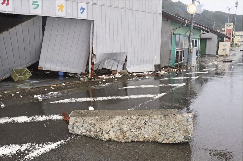 波で壊れた国道４２号沿いの倉庫や店舗（１２日午前８時ごろ、和歌山県串本町古座で）