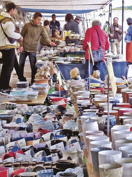 来場者でにぎわう全国大陶器市（和歌山県白浜町堅田で）