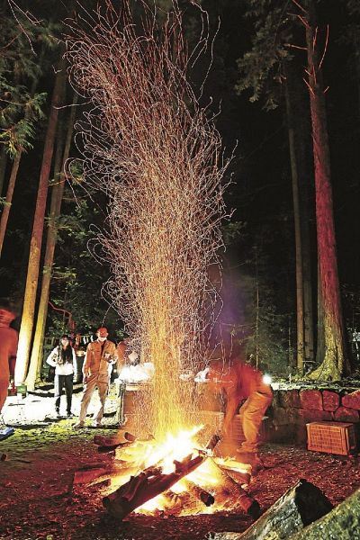 炎や舞い上がる火の粉を見守る地域住民（和歌山県古座川町宇津木で）