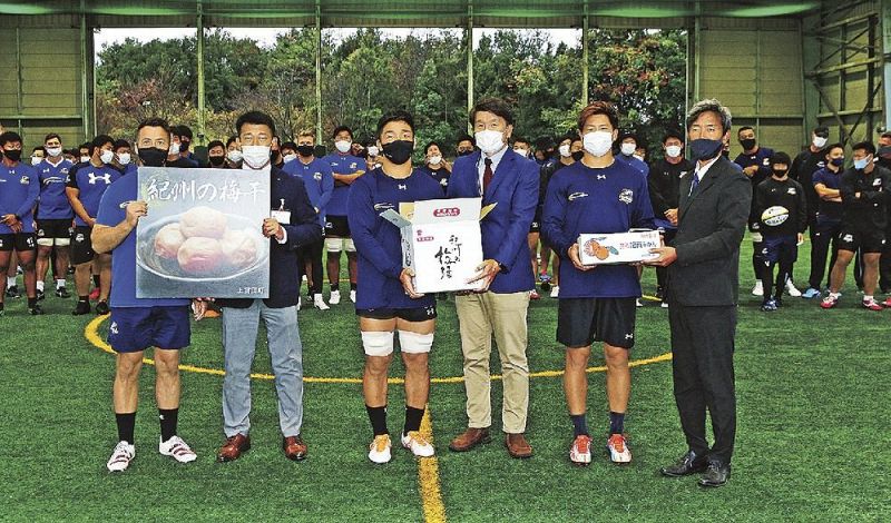 ＮＴＴコム東京の選手と町やラグビー関係者が集まった歓迎セレモニー（和歌山県上富田町朝来で）