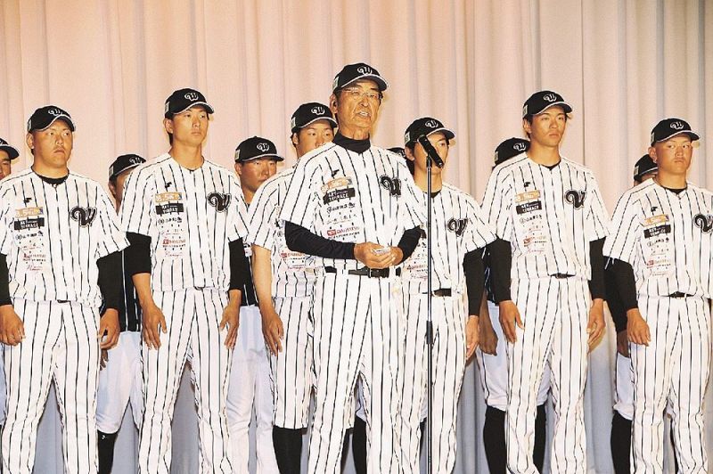 新ユニホームを披露し、あいさつする川原昭二監督（中央）＝和歌山県白浜町で