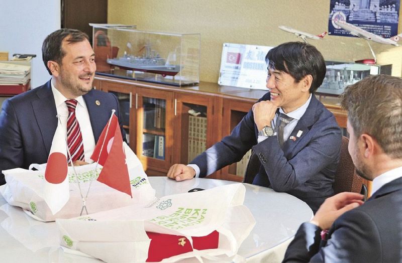 田嶋勝正町長（右から２人目）と歓談するジュネイト・ユクセル市長（左）＝和歌山県串本町串本で