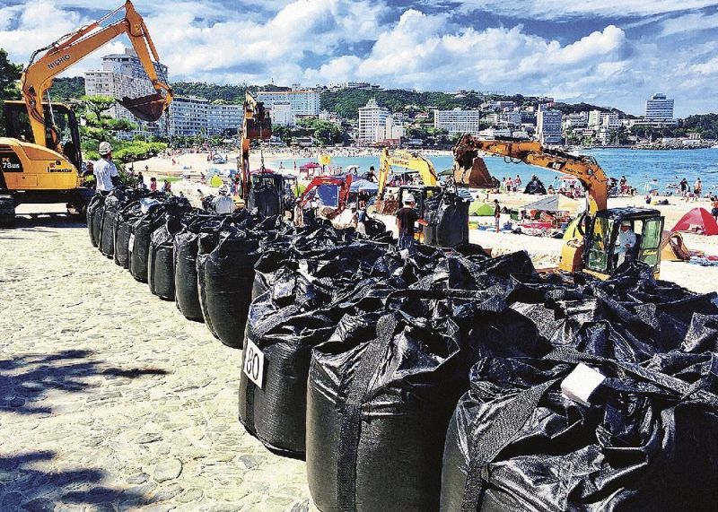 台風接近に備え、並べられる土のう（１３日、和歌山県白浜町の白良浜海水浴場で）