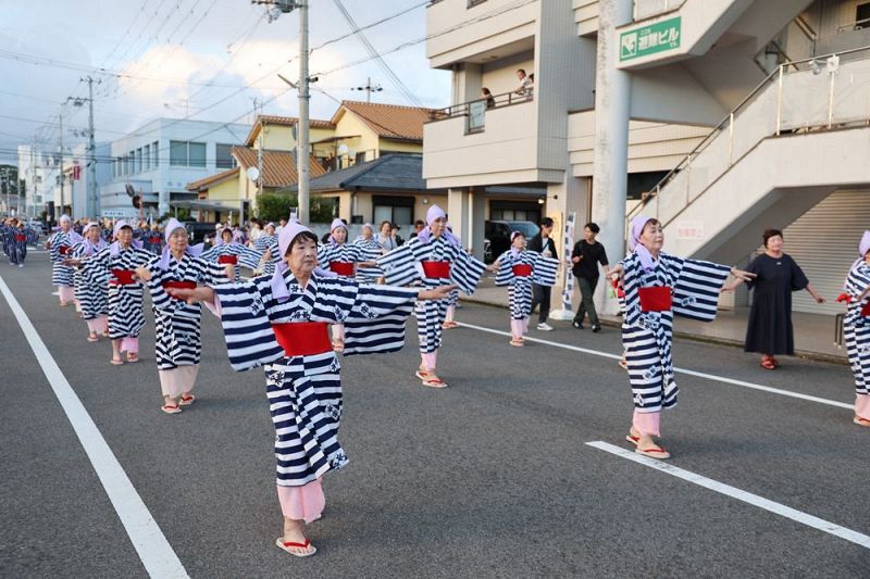 「町民総おどり」で串本節を踊る参加者（５日、和歌山県串本町串本で）