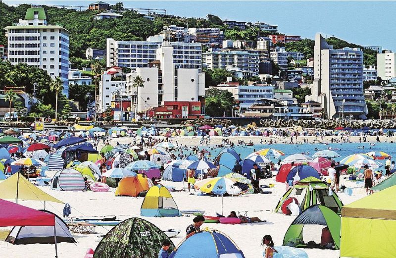 海水浴客でにぎわう２０１９年８月の白良浜海水浴場（和歌山県白浜町で）