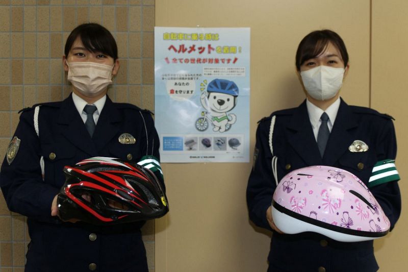 ヘルメット着用を呼びかける和歌山県警田辺署員（田辺市上の山１丁目で）