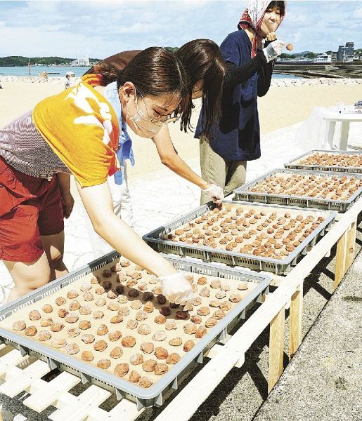 海水浴場で自由に食べられる梅の天日干しコーナー（３０日、和歌山県田辺市扇ケ浜で）