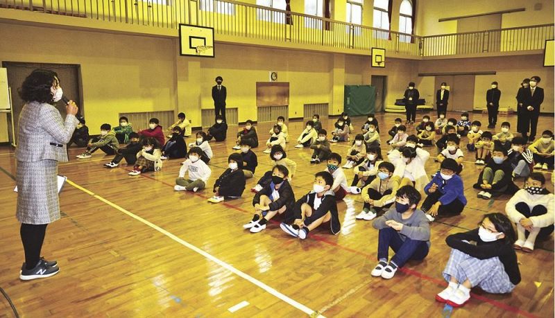 ３学期の始業式で木村薫校長（左）の話を聞く児童＝１１日、和歌山県白浜町内ノ川で