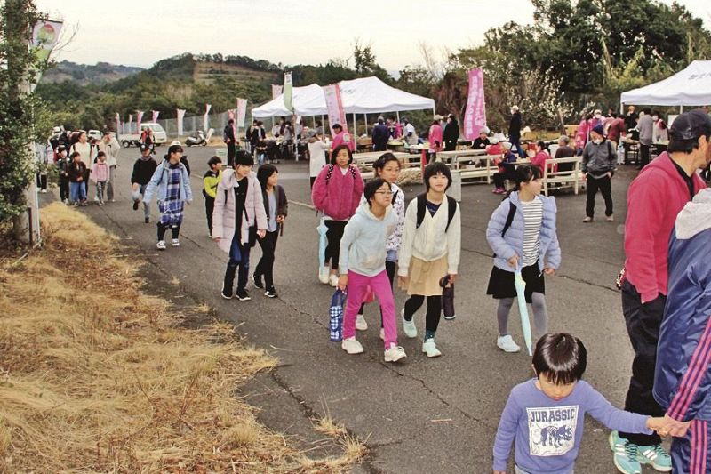 観梅イベントを楽しもうと多くの来場者でにぎわった会場（和歌山県みなべ町で）