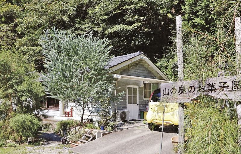 山中の県道沿いにある焼き菓子専門店（和歌山県上富田町生馬で）