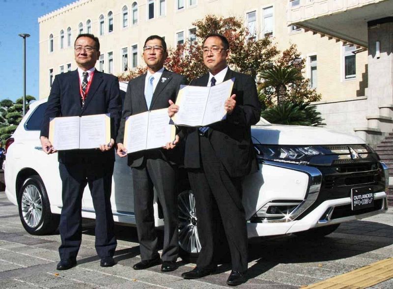 車の貸与について、協定を結んだ三菱自動車、和歌山三菱自動車販売、和歌山県の関係者（１９日、和歌山県庁で）