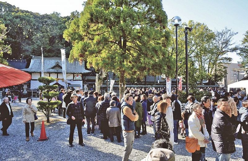 初詣客でにぎわう闘雞神社。拝殿前には長い列ができた（１日、和歌山県田辺市東陽で）