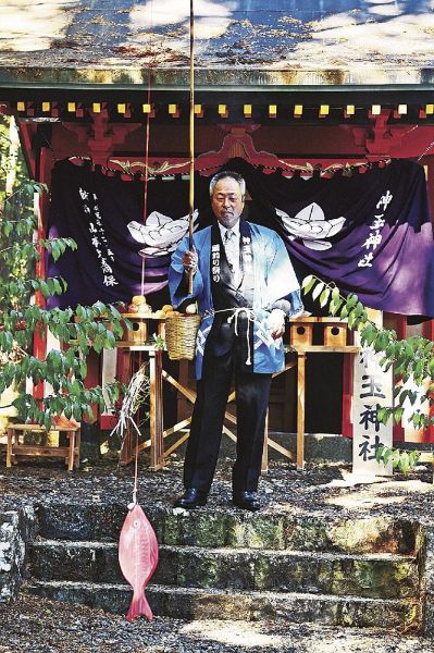 神玉神社の例祭で営まれた鯛釣り神事（５日、和歌山県古座川町小森川で）