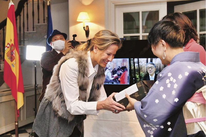 「熊野古道女子部」名誉部員と「熊野古道大使」に任命され、記念品を受け取る駐日スペイン大使夫人、マルタ・ビスカシジャスさん（左手前）＝東京都で