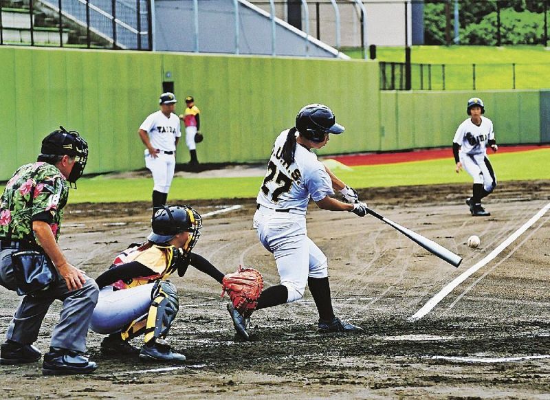 開幕した女子硬式野球の全国大学選手権大会。大阪体育大と３大学合同チームとの試合で、先制の適時打を放つ大阪体育大の選手（１８日、田辺スポーツパーク野球場で）