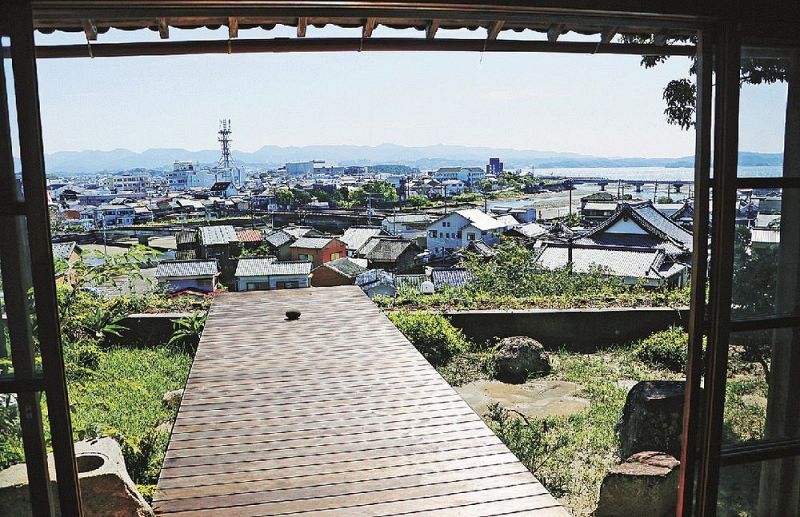 上野山城跡の高台にあるゲストハウスから見える和歌山県田辺市街地