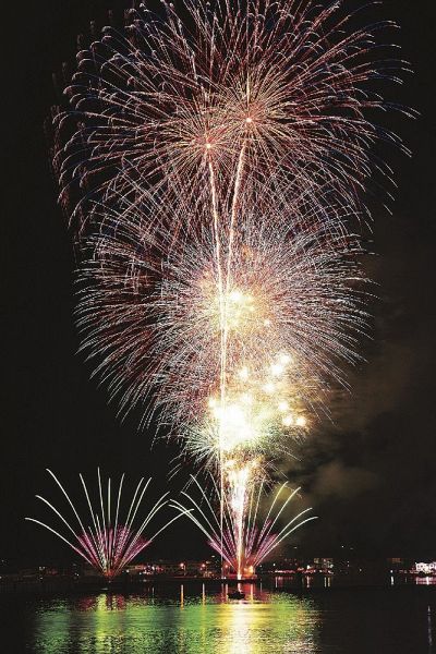 夜空を彩る花火（３日、和歌山県串本町大島から撮影）